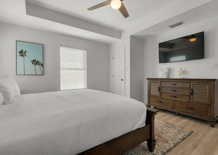 Beachfront 10br Oasis W Private Pool Sleeps 24 *